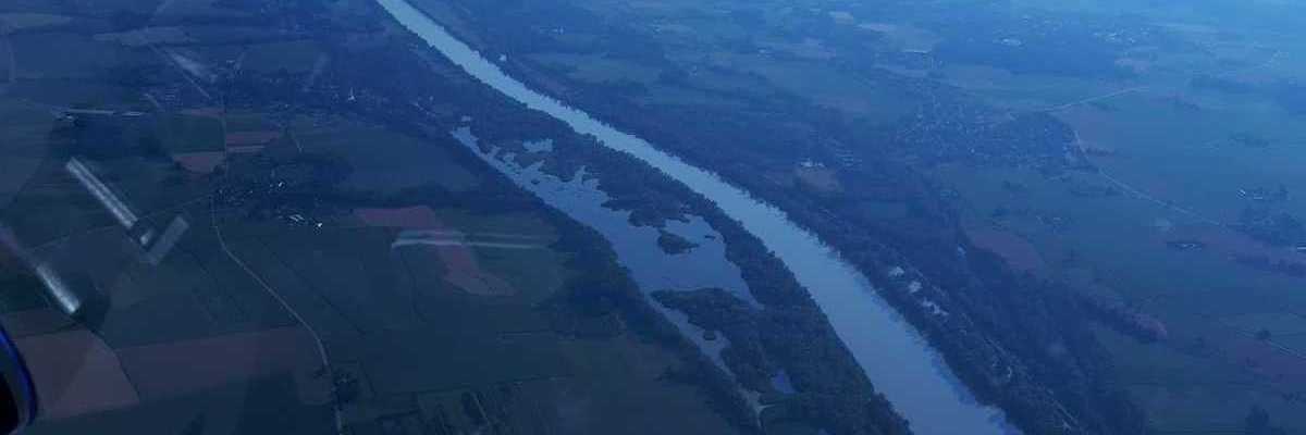 Flugwegposition um 16:53:44: Aufgenommen in der Nähe von Gemeinde St. Marienkirchen bei Schärding, Österreich in 1315 Meter